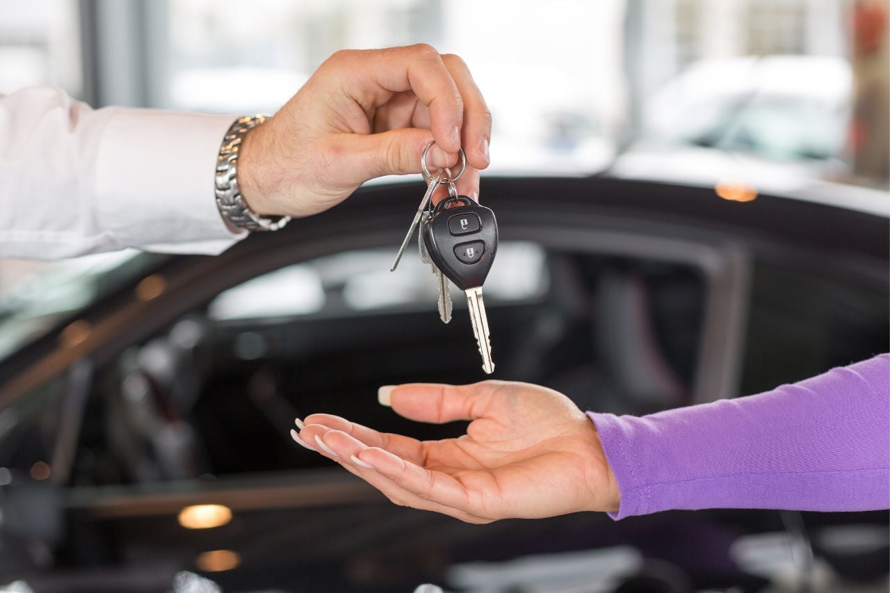 A woman is handed her keys by a service advisor after her express oil change appointment.